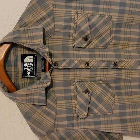 The North Face button down Short Sleeve top - Picture 3 of 6